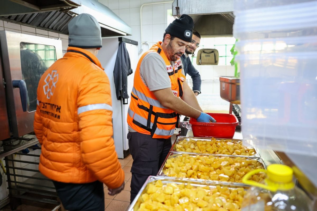 חברי המשלחת מבשלים ארוחה חמה לאלפי פליטים. צילום: דוברות איחוד הצלה