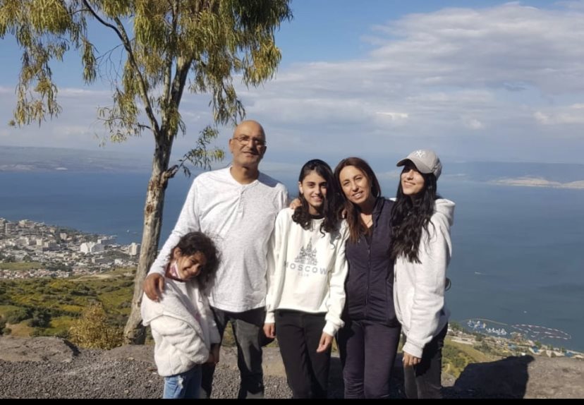 רמי ז"ל עם אישתו מירי ובנותיו