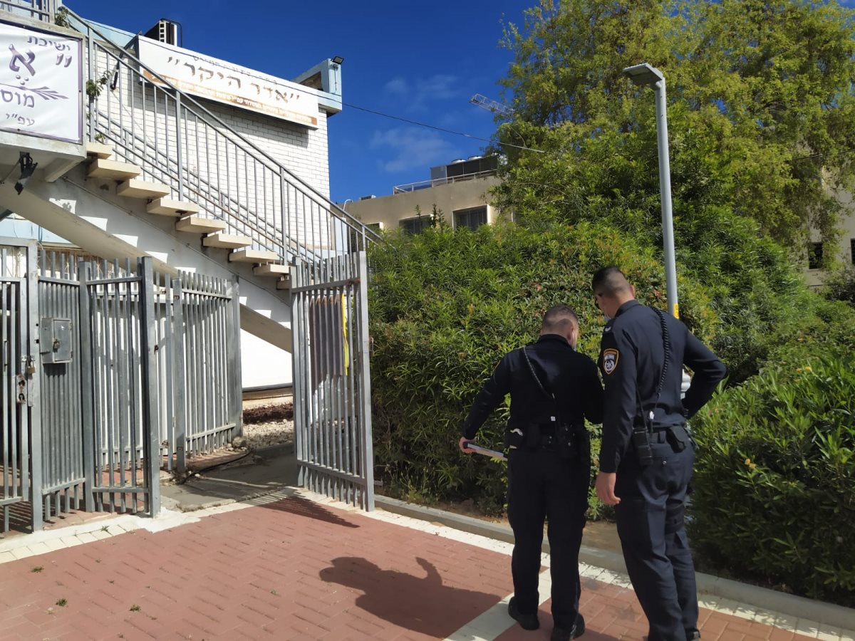 שוטרים מתחנת אשדוד במקום (צילום:ליאור)