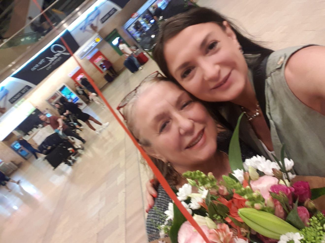 האם ובתה בשדה התעופה. צילום פרטי