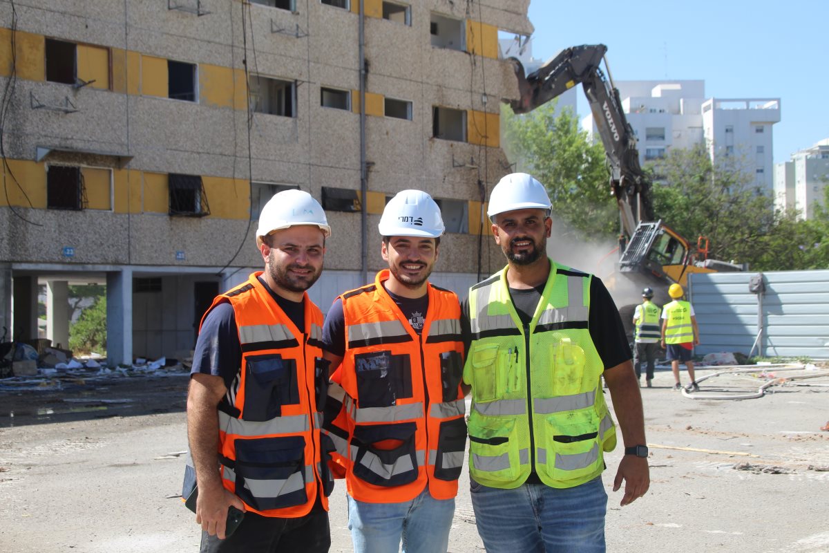 מימין לשמאל - מנהל הפרויקט גל דדון, מנהל הבטיחות - אדיר ג׳פרי ומהנדס הביצוע לאוניד מרגולין