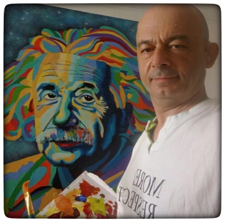 האמן מיכאל הרצל דוסטר עם ציור של אלברט איינשטיין
