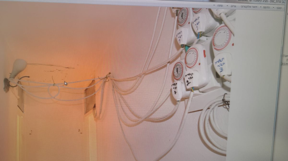 שעוני החשמל עם החלוקה לחדרים (צילום: דוברות המשטרה)