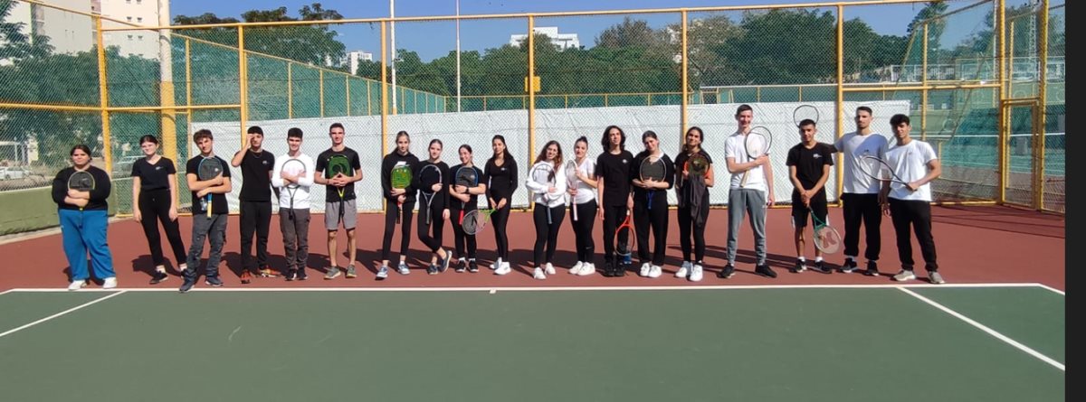 תלמידים לומדים פיזיקה דרך הטניס