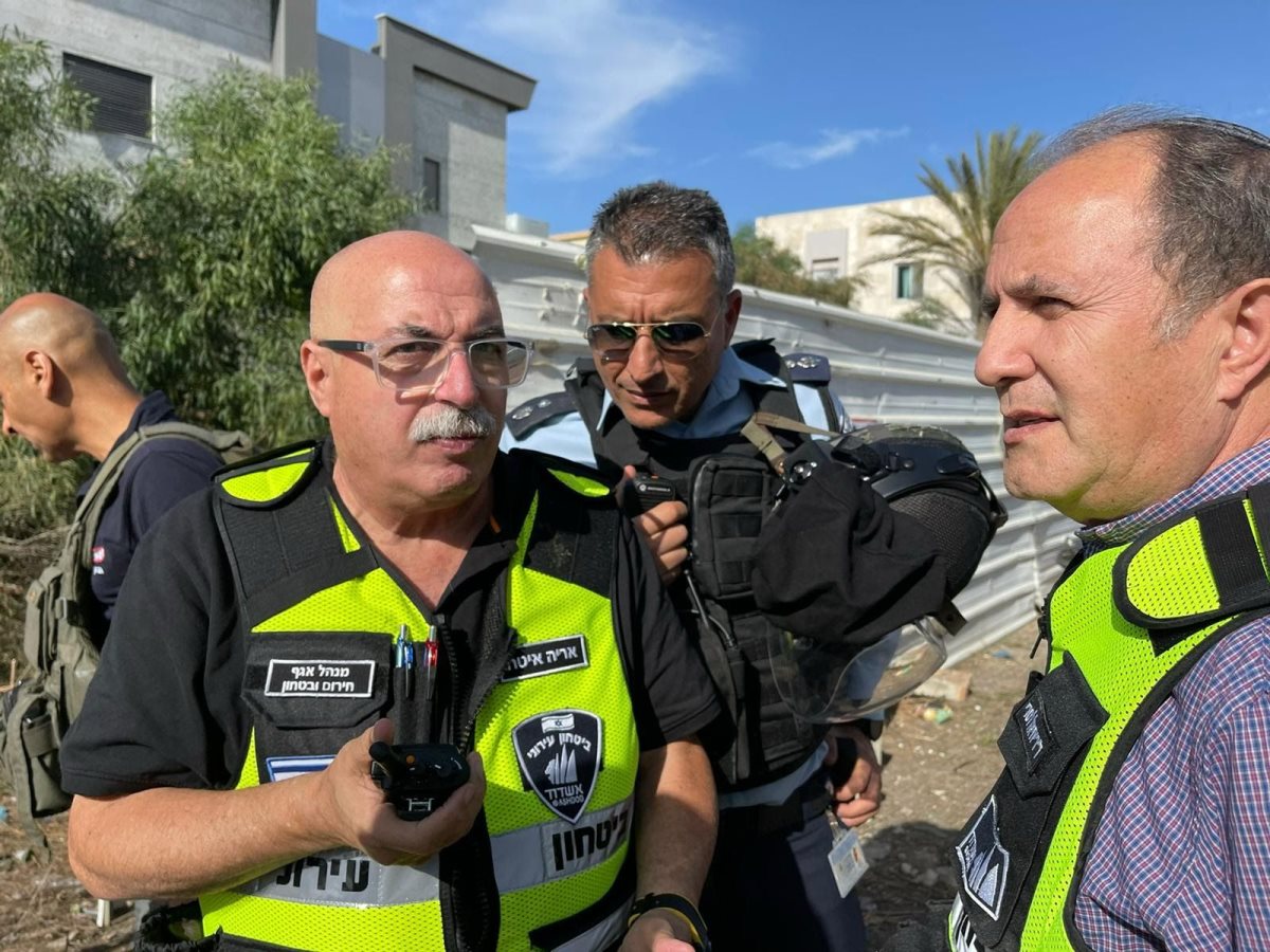 מעניקים ביטחון לתושבים - ראש העיר, מפקד תחנת המשטרה באשדוד ואריה איטח