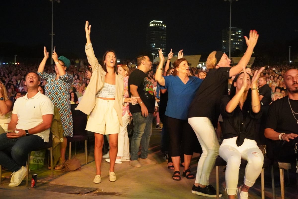 רוקדים ושמחים במופע אמש באמפי באשדוד. צילום: טוביה סגל