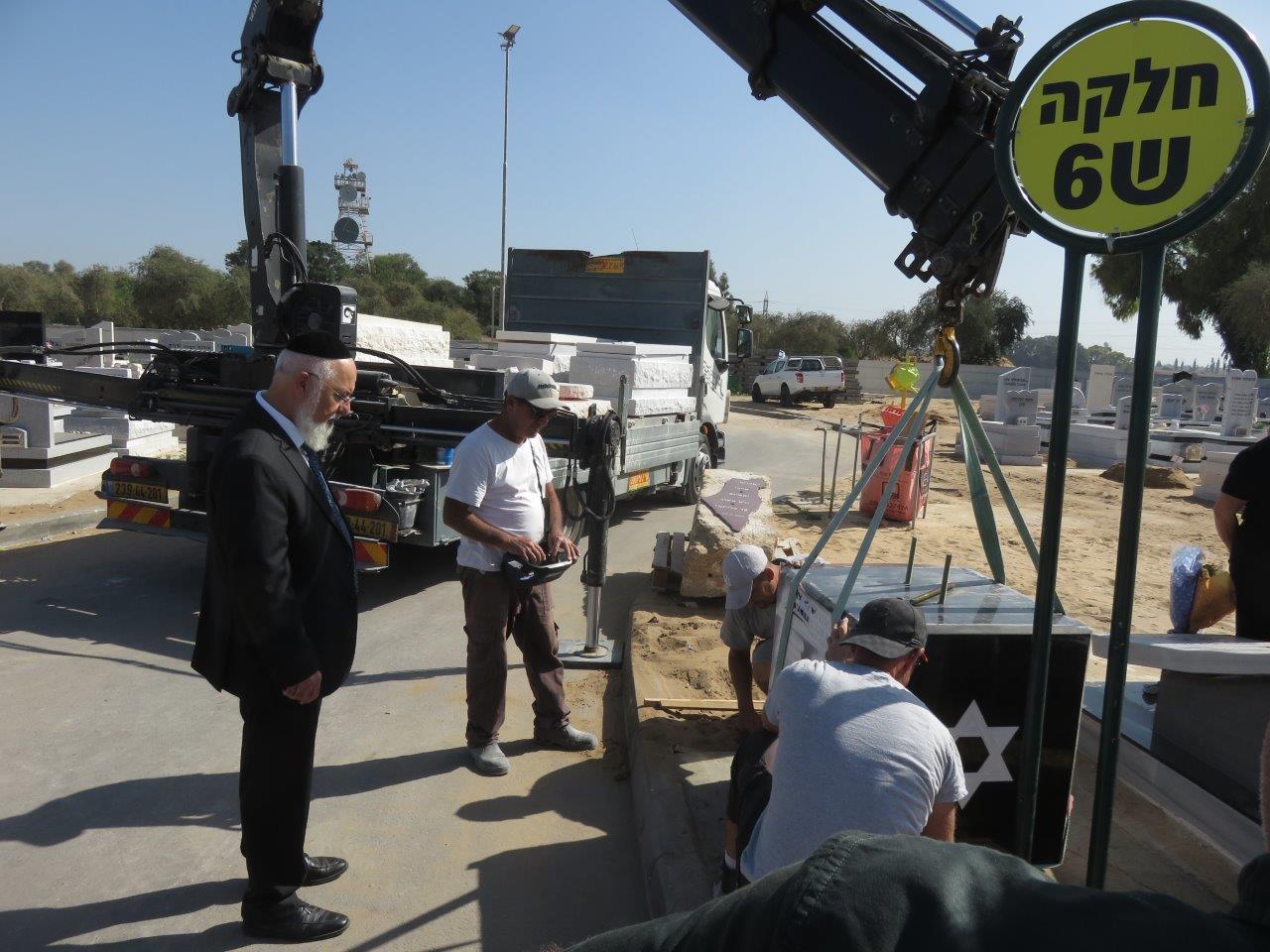 יו"ר המועצה הדתית הרב עובדיה דהן, בעת הצבת האנדרטה בחלקת הנרצחים