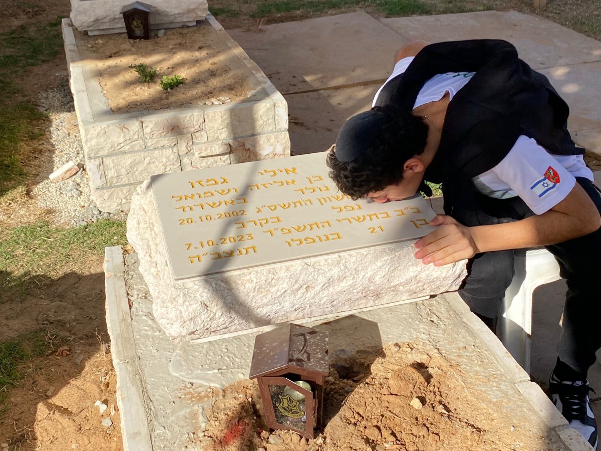 ליעם בן ה-16 עלה לקברו של אחיו סמ"ר אילי גמזו הי"ד. צילום: עופר אשטוקר