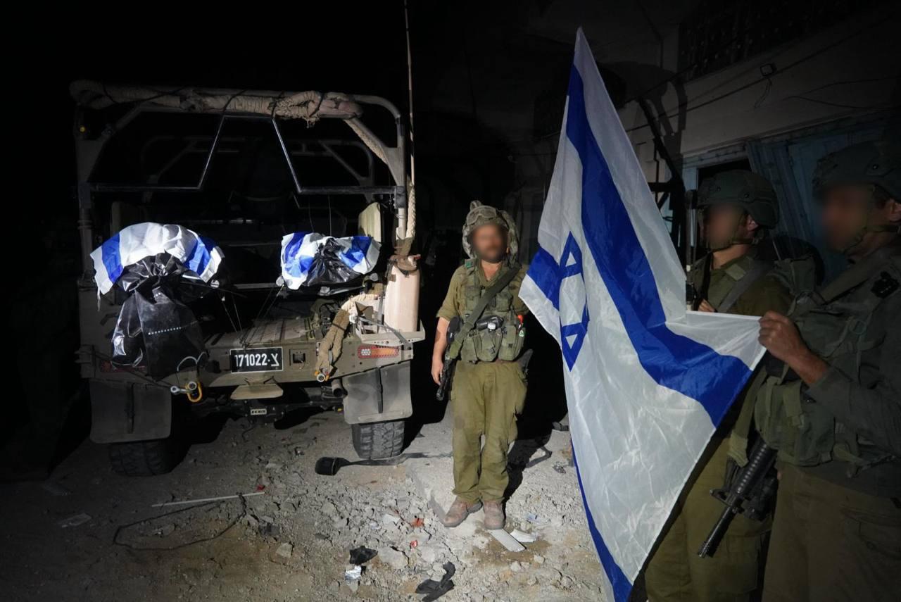 גופותיהם של עדן זכריה ז״ל ורס״ב זיו דדו ז״ל עטופות בדגל ישראל אחרי שאותרו