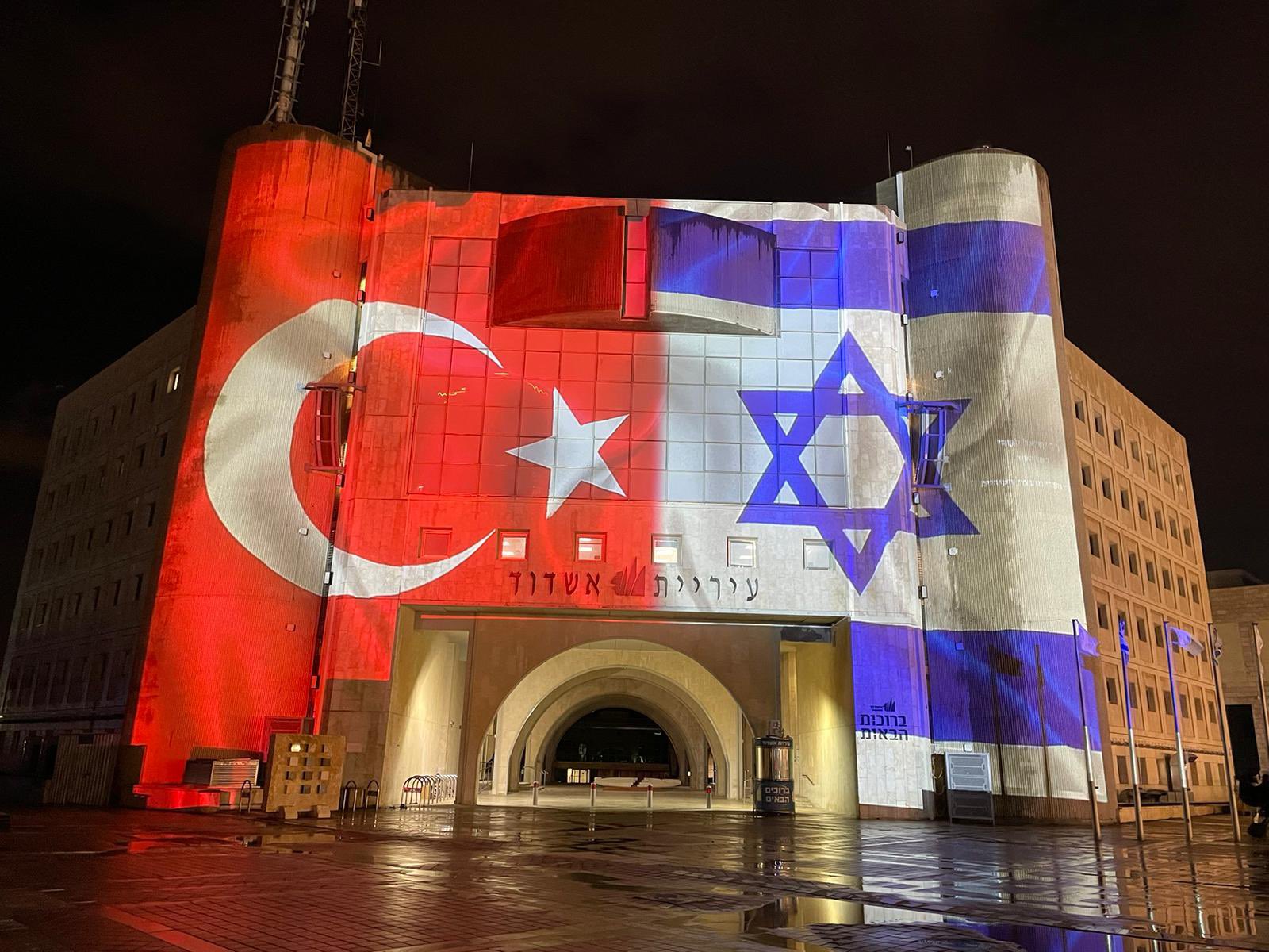 בניין העירייה שהואר השבוע בדגלי טורקיה וישראל