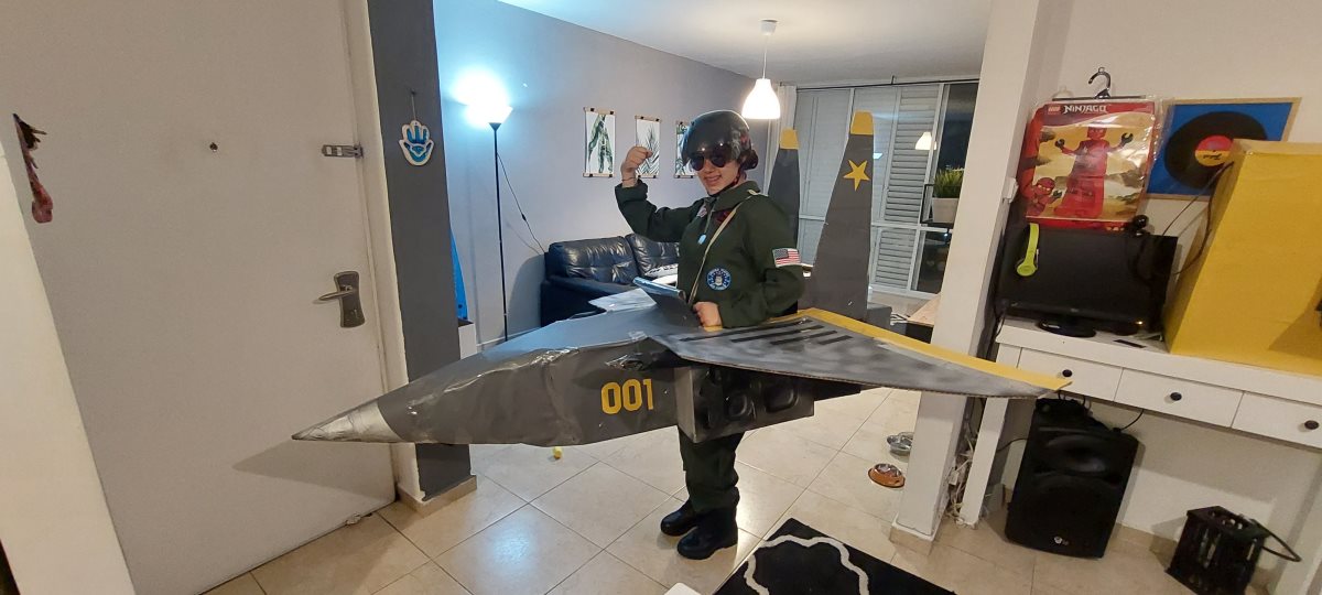 איירין היימן מחופשת למטוס קרב
