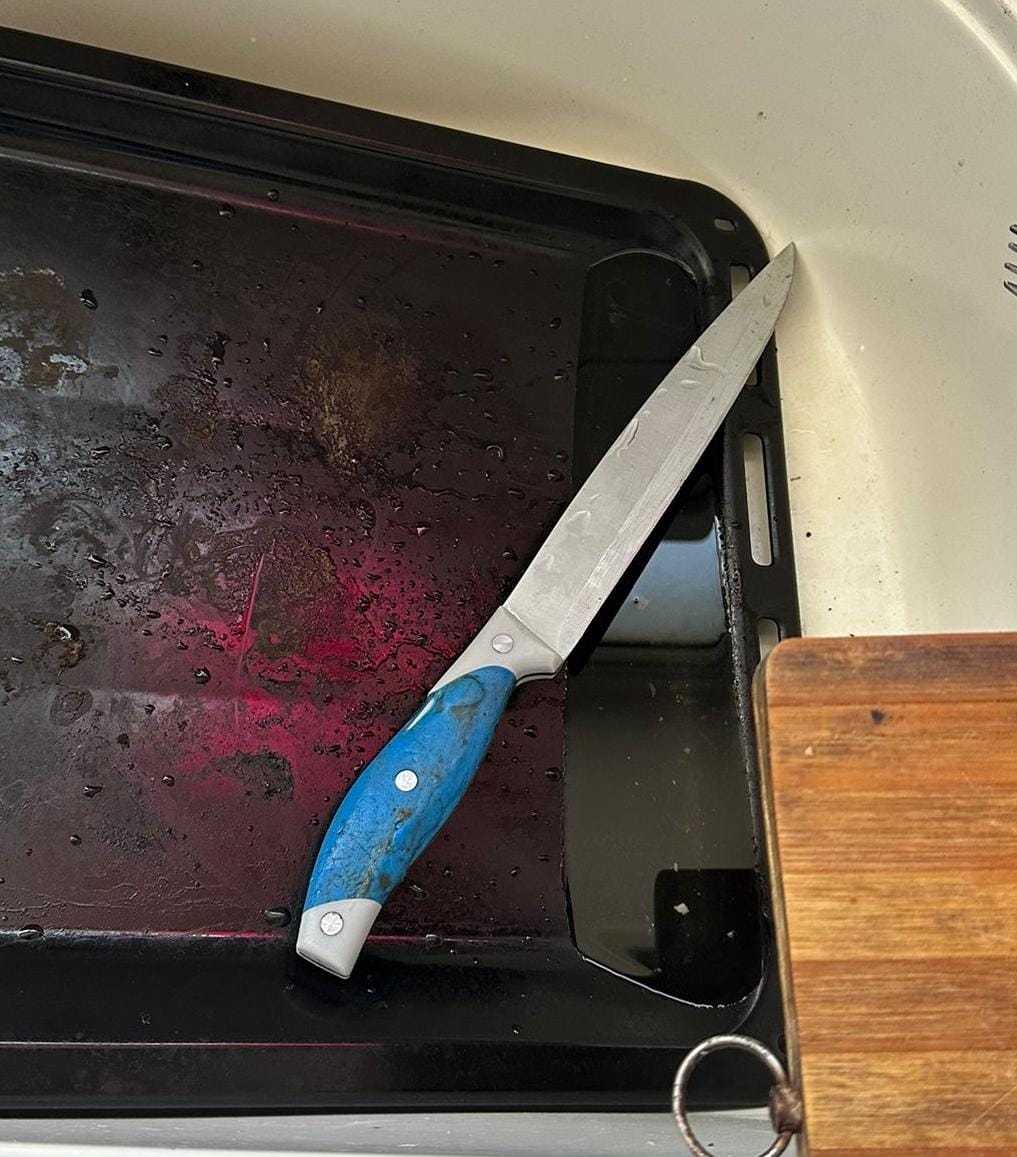 הסכין שעל פי החשד שימשה את האישה. קרדיט: דוברות המשטרה