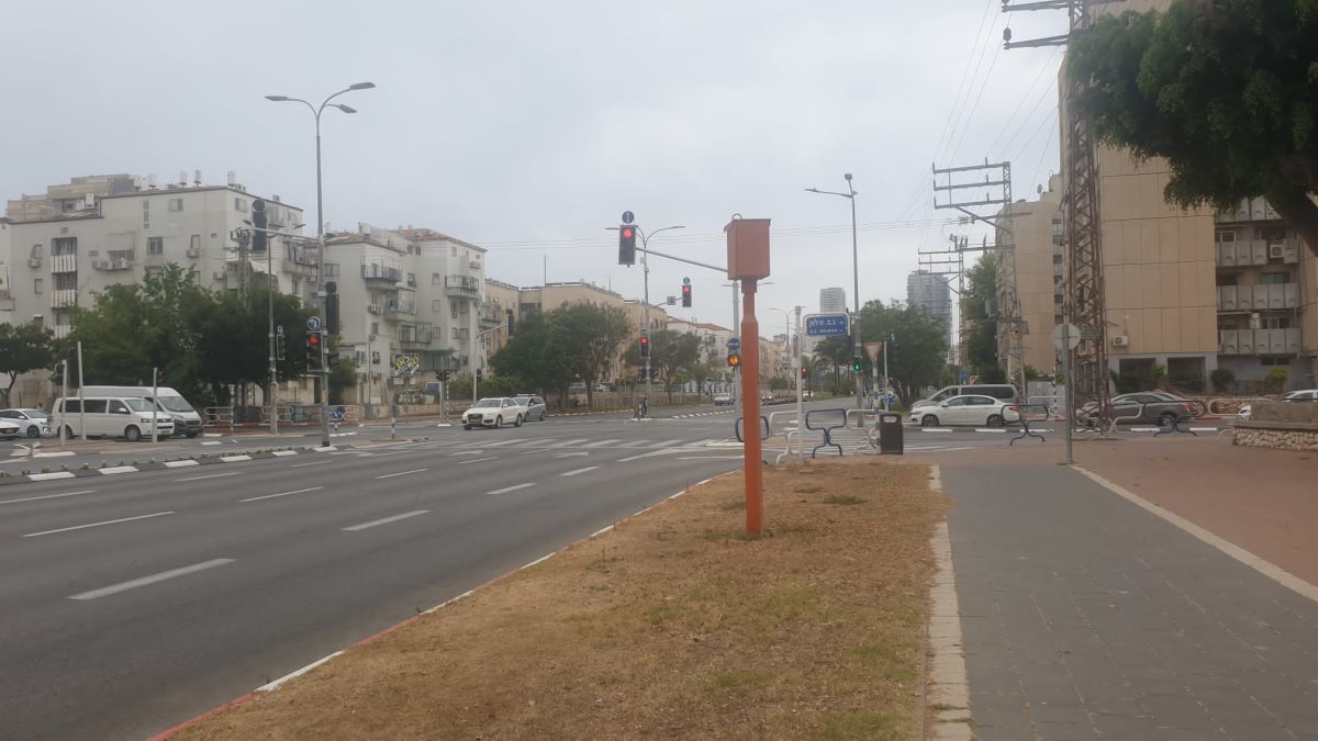 מצלמת הרמזור והמהירות בשדרות ירושלים באשדוד (צילום: שמואל סרדינס)