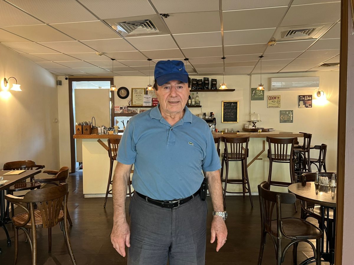 שאול בן ה-77 - מסרב לסגור את בית הקפה שהפך למפעל חייו. צילום: קטלינה ריבקה