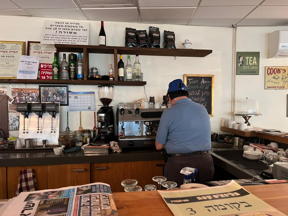 רגע לפני שהקניון יסגור את שעריו לצמיתות, שאול בן ה-77 עדיין מכין קפה ללקוחותיו. צילום: קטלינה ריבקה
