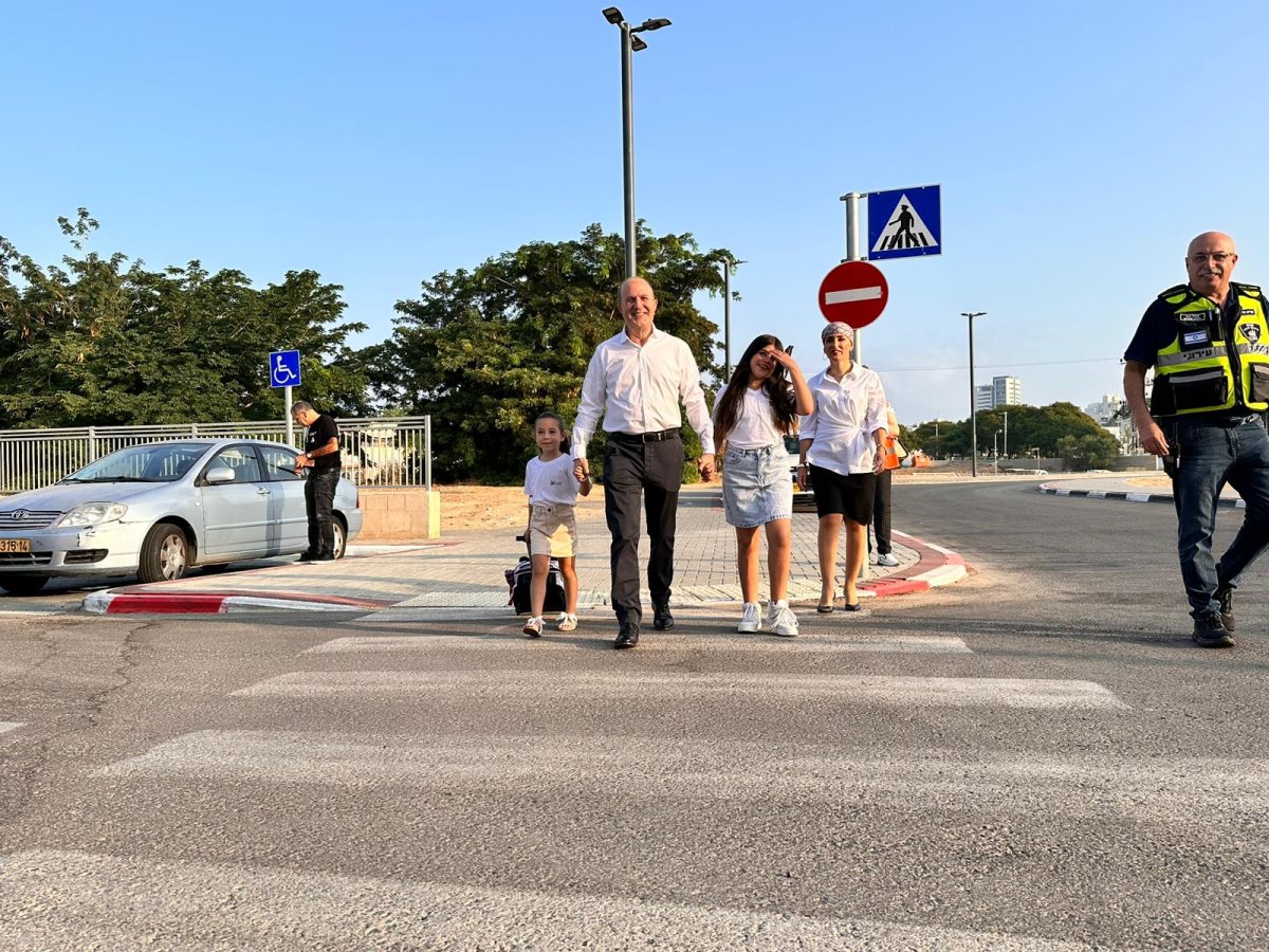 ראש העיר מלווה את התלמידים בדרך לבית הספר