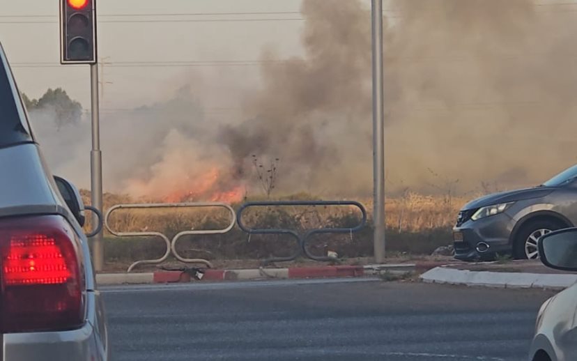 זירת השריפה סמוך לבית העלמין ומול רובע ז&#39;