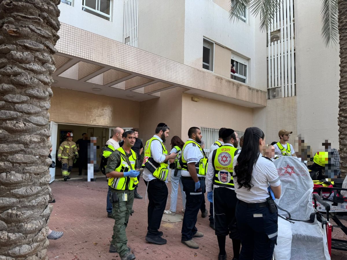 צוותי מד"א בזירת השריפה מפנים את הפצועה קשה (דוברות מד"א)