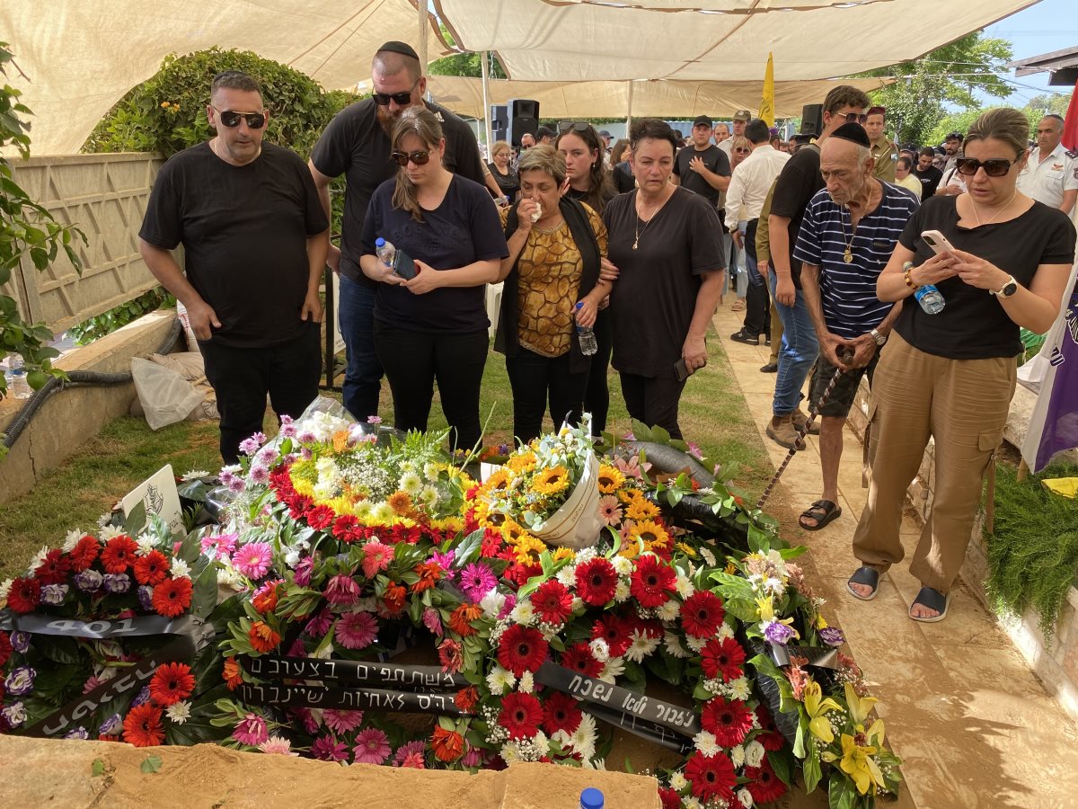 המשפחה על קברו הטרי של סטניסלב הי"ד (צילום: אשדוד נט)
