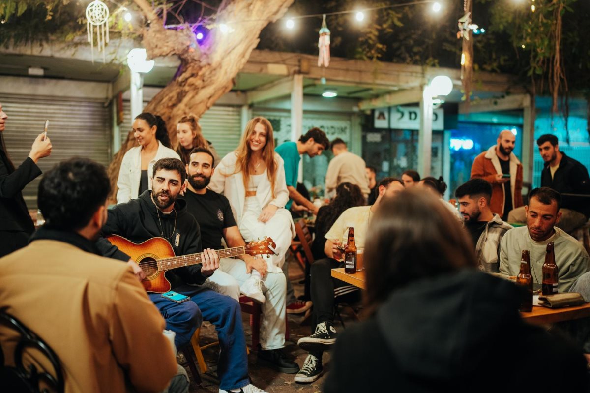 ספוקי בלילה, אווירה של טיול ישראלי במזרח