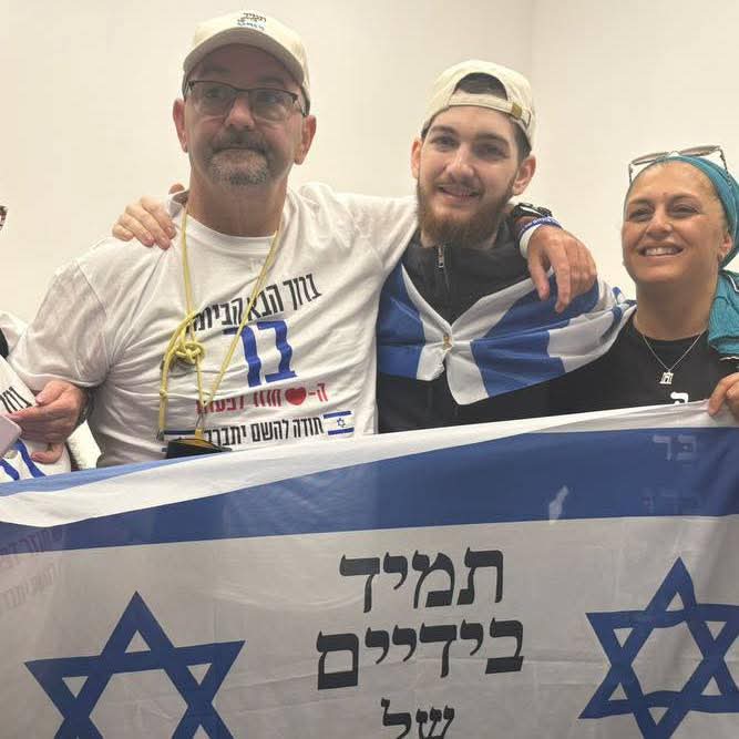 בר קופרשטיין מתאחד עם בני משפחתו 