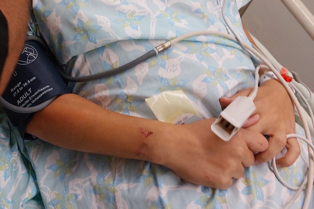 הבת בבית החולים (צילום מהפייסבוק של האמא)