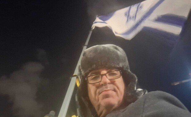 שמעון אדרי בכל שבת ובכל מזג אוויר בכיכר החטופים עם הדגל