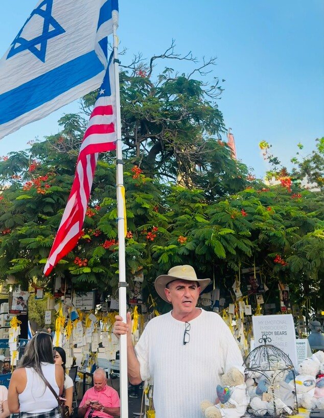 שמעון אדרי מאשדוד עם דגלי ארה"ב וישראל בשבת האחרונה בכיכר
