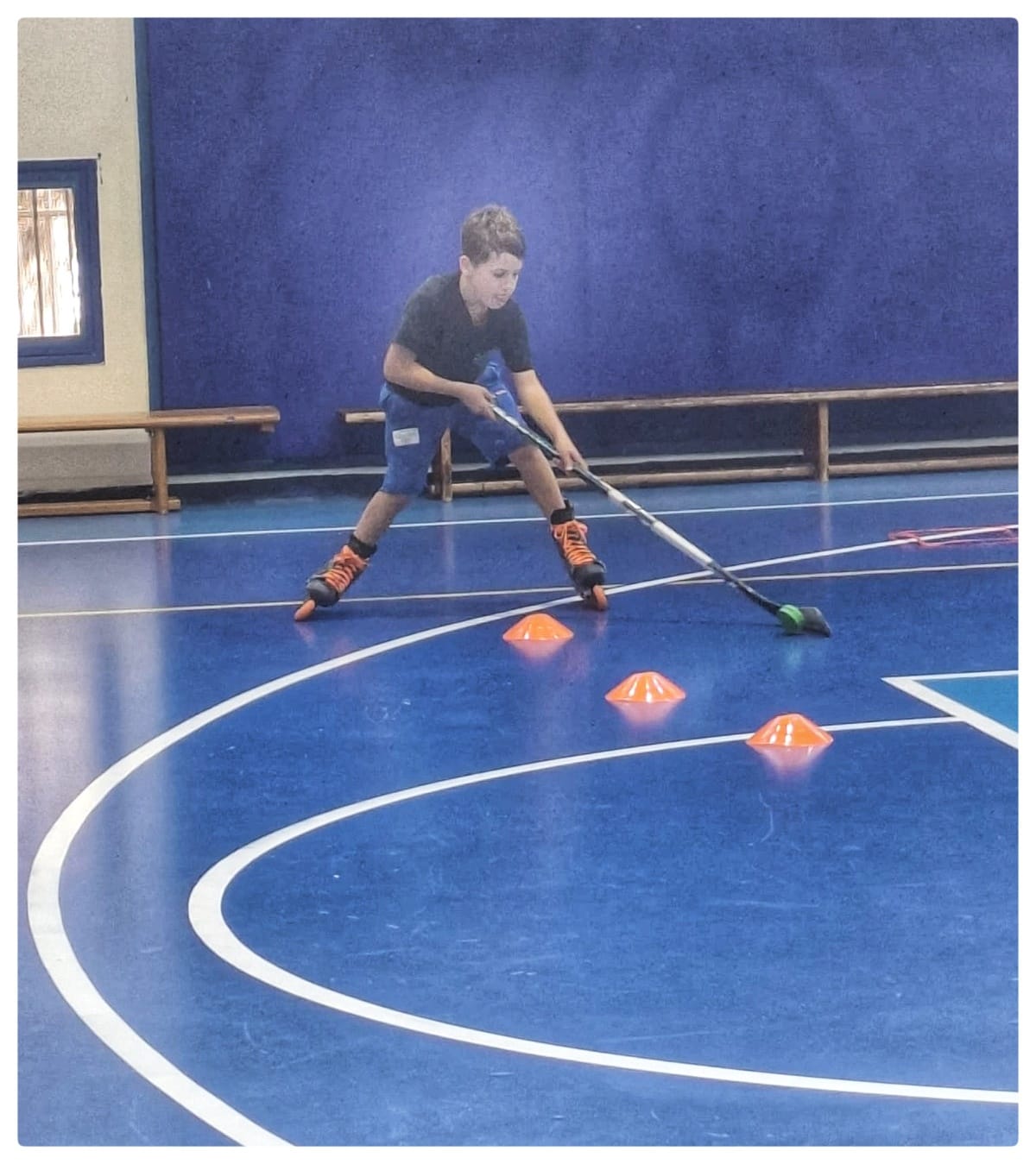 שחקן הוקי רולר במרכז הקהילתי  דקל