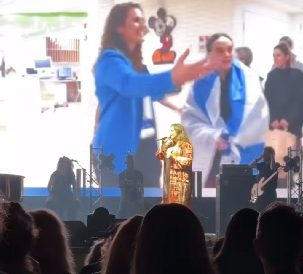 שרות כשברקע סרטוני שחרור החטופים