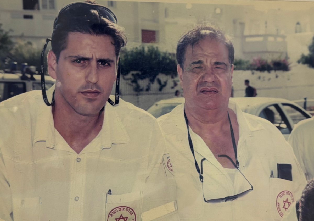 האבא והבן עם מדי מד"א - חנניה עם בנו שי (צילום:טוני בוחבוט)