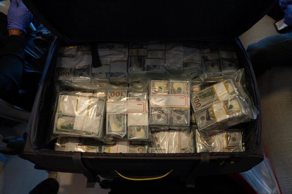 מיליוני דולרים במזומן נתפסו בפשיטת המשטרה. צילום: דוברות המשטרה