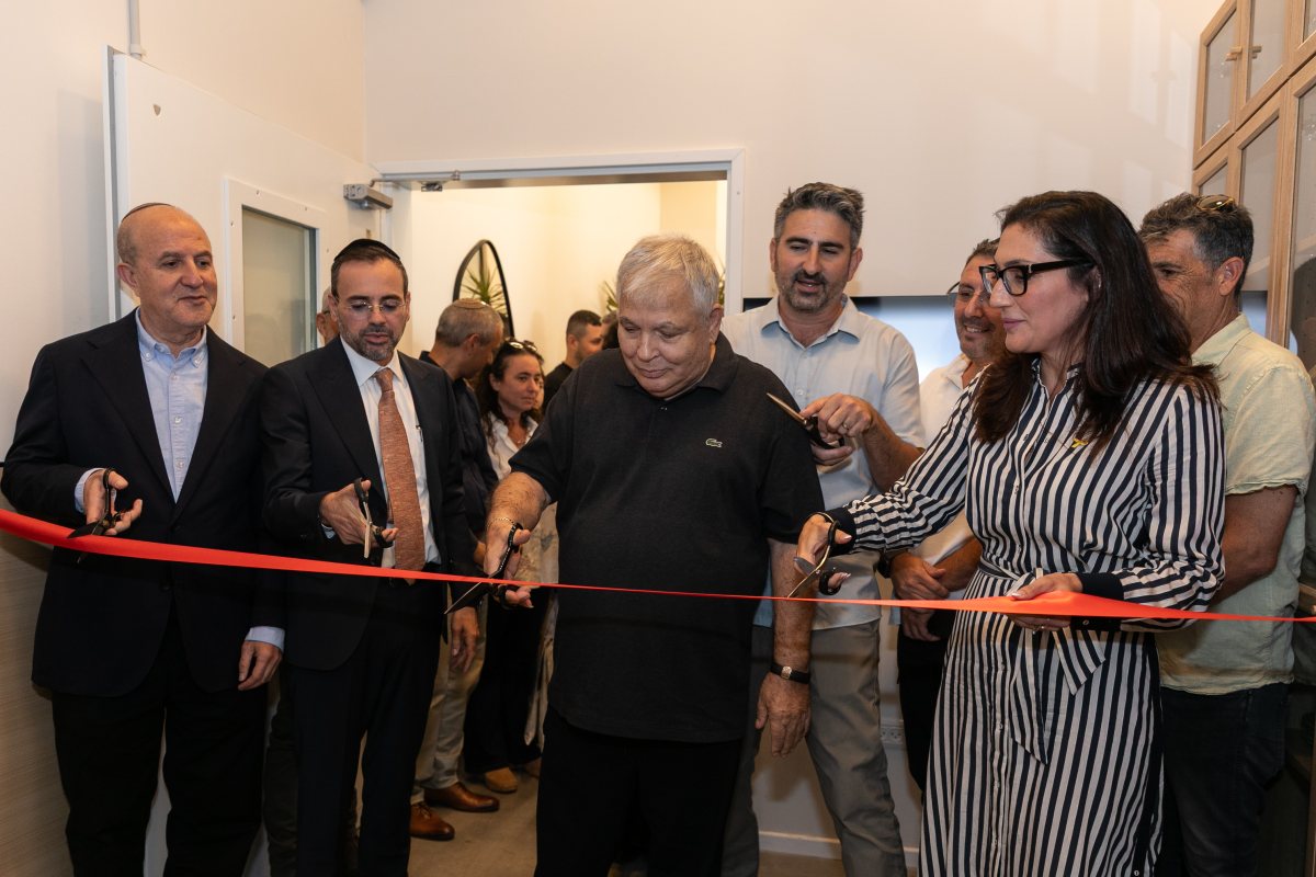 יחיאל אבו וראש העיר ד"ר לסרי מתכבדים בחיתוך הסרט למרכז החדש (צילום: אדווה שלהבת ברזילי)