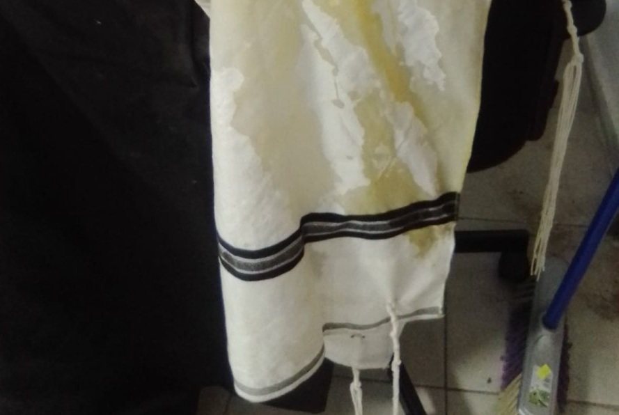 הטלית מוכתמת מהביצה שנזרקה 