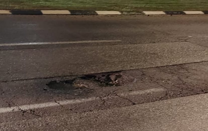 הבור בשדרות בני ברית, לפני צומת הפלמ"ח, שגרם לנזקים חמורים לרכבים ואף לתאונה קשה