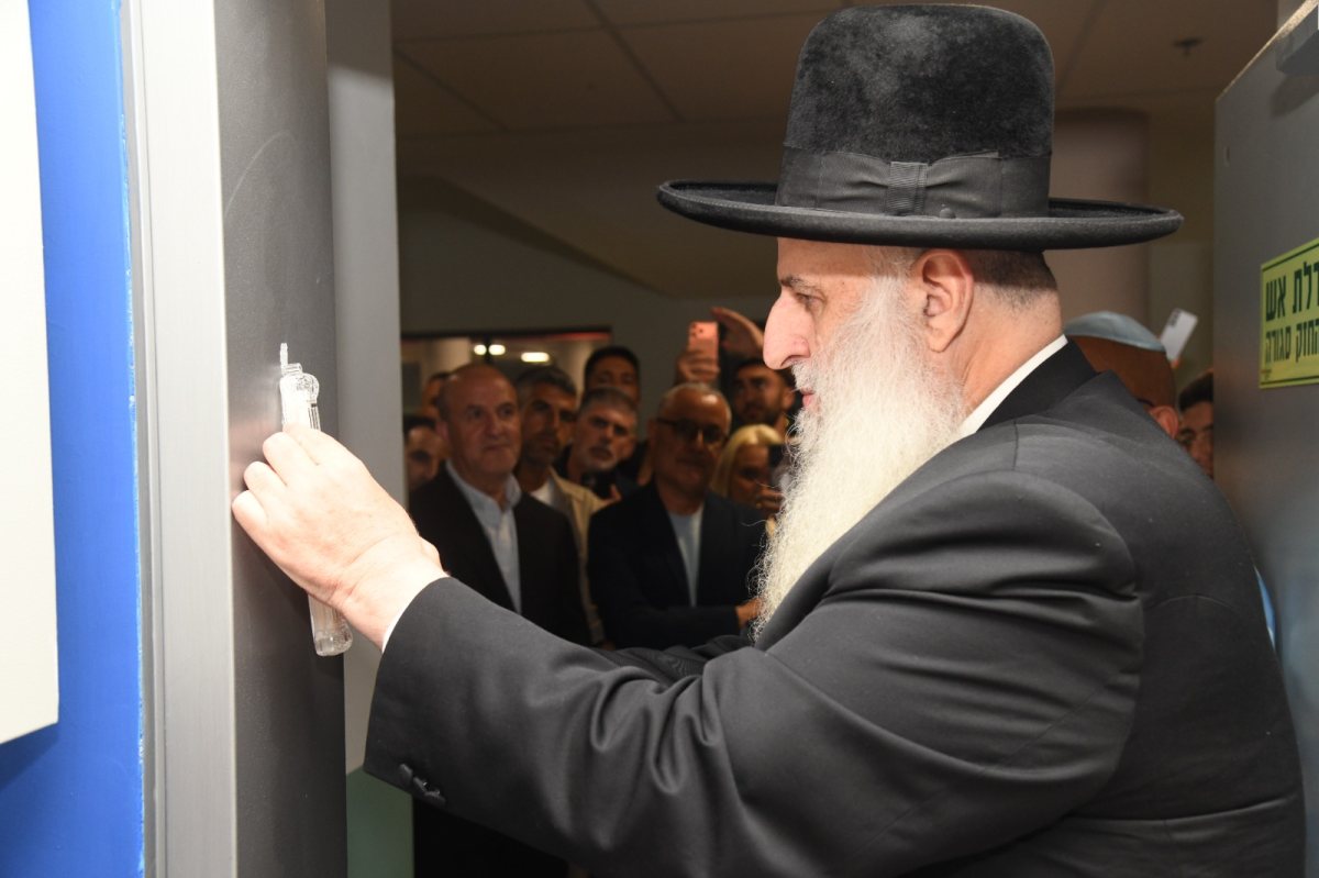 הרב מאיר אבוחצירה מתכבד בקביעת המזוזה