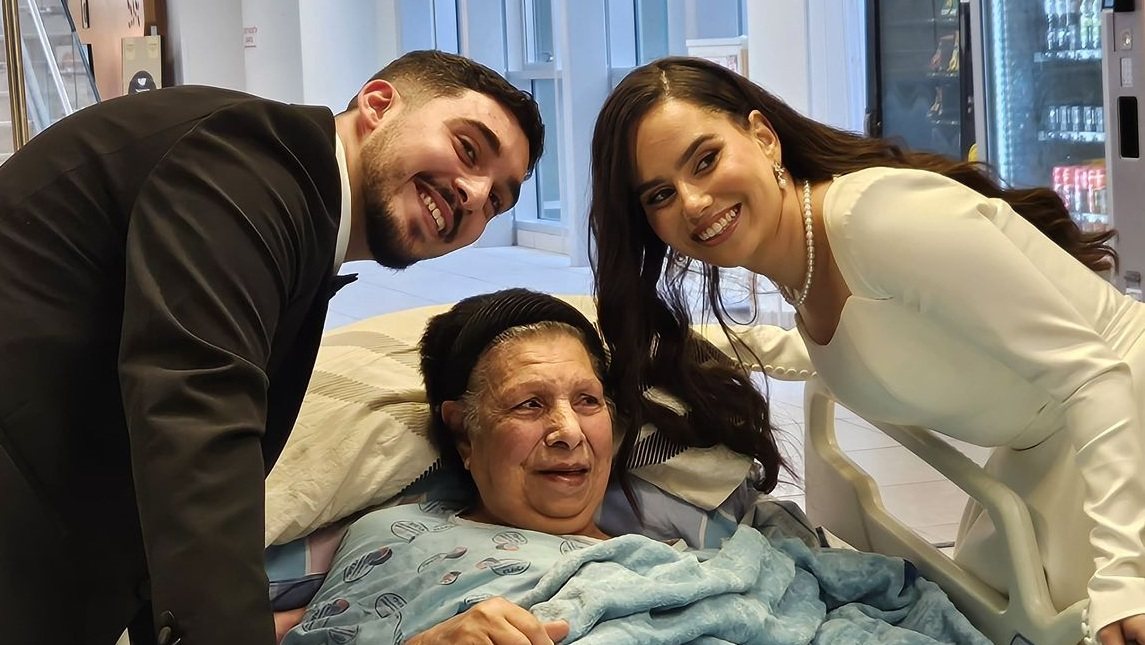 מאור אסולין ביחד עם בחירת ליבו אמונה והסבתה אסתר