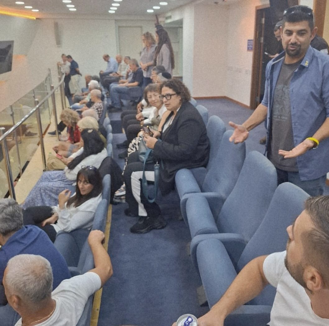 תושבים שהגיעו לישיבת המועצה - באדיבות תנועת אשדודים