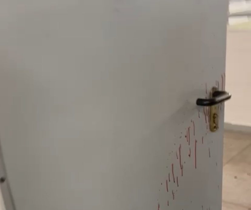 הדם על דלת הכיתה (מתוך הסרטון שהועלה לרשת על ידי חבר המועצה עמירם בן זקן)
