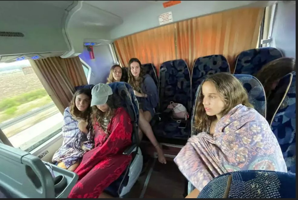 הנערות בחלק האחורי של האוטובוס כשהן מכוסות. צילום: סעיף 27 א&#39; לחוק זכויות יוצרים