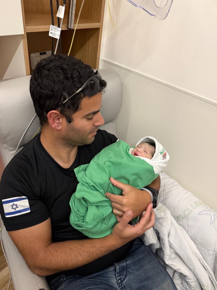 מאור עם בנו הבכור ענר (צילום: בית החולים קפלן)