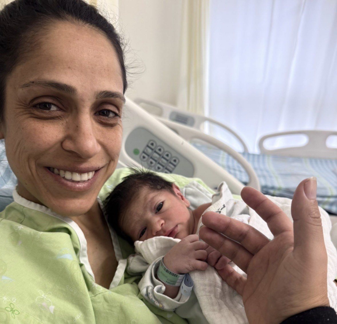 דוברת עם בנה הבכור ענר (צילום: בית החולים קפלן)