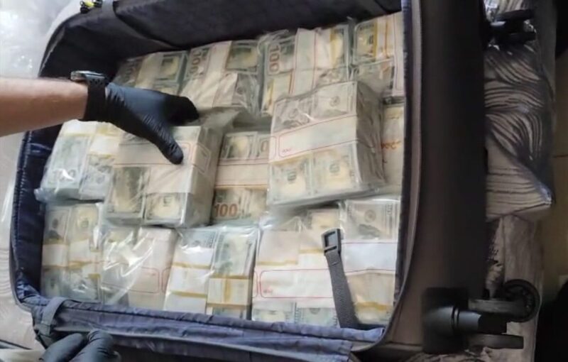 חלק מהכסף מזומן שנתפס במהלך הפשיטה