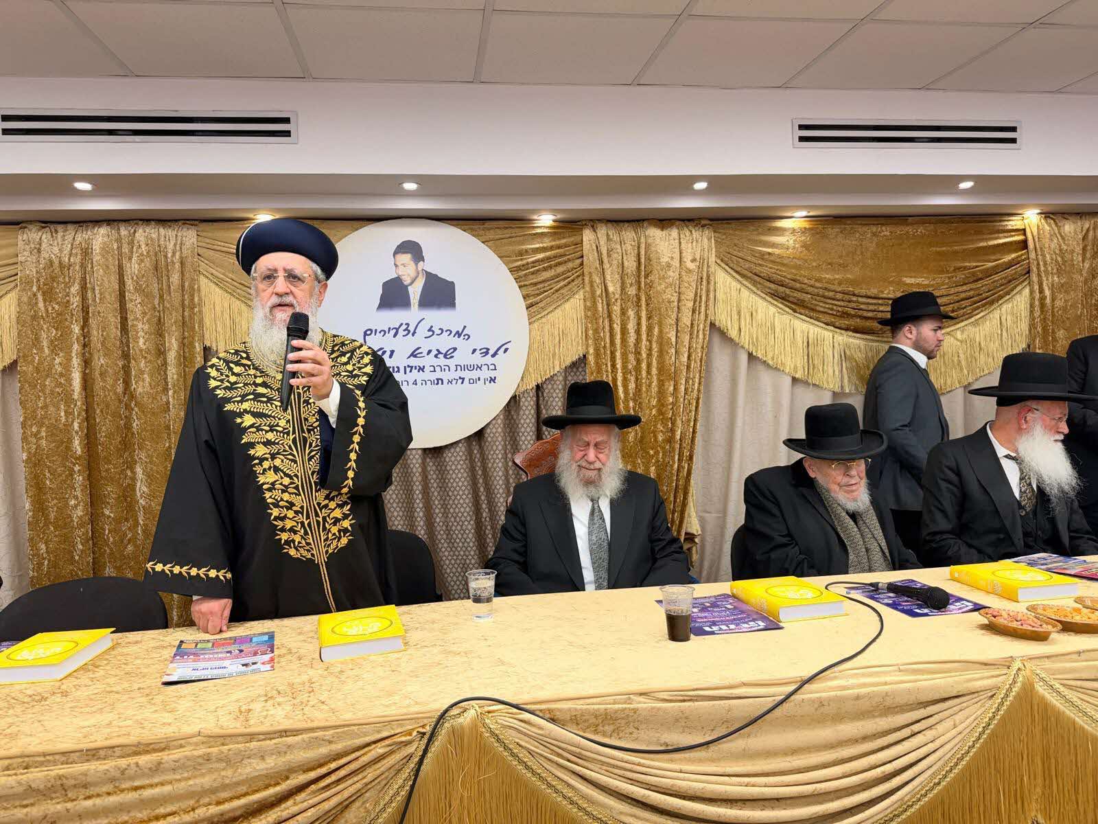 מעמד הצדעה לרב העיר הרב שיינין. המצלם