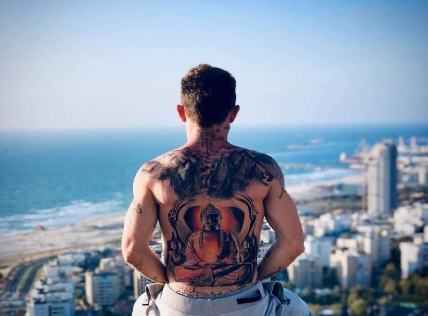 סרגיי שפיצין מעל בניין באשדוד