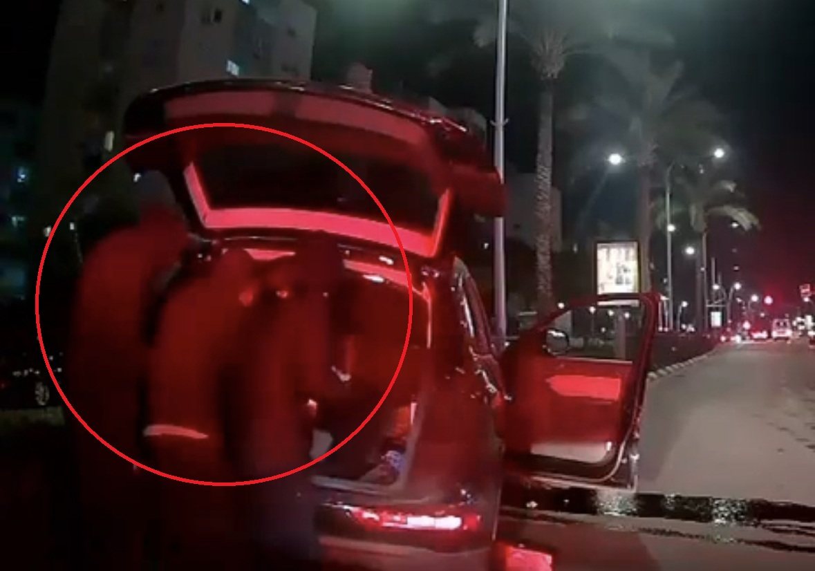 פותחים את תא המטען ומחפשים בתוכו