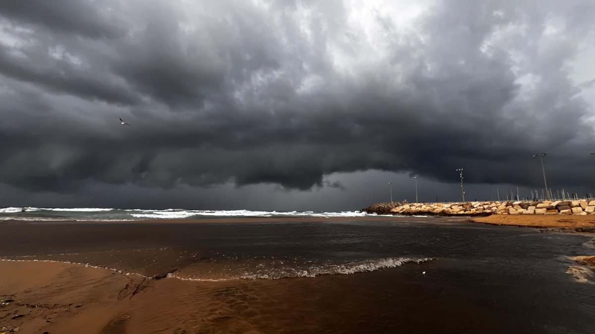 כניסת ענני סערה לחוף (צילום: אדי ישראל)
