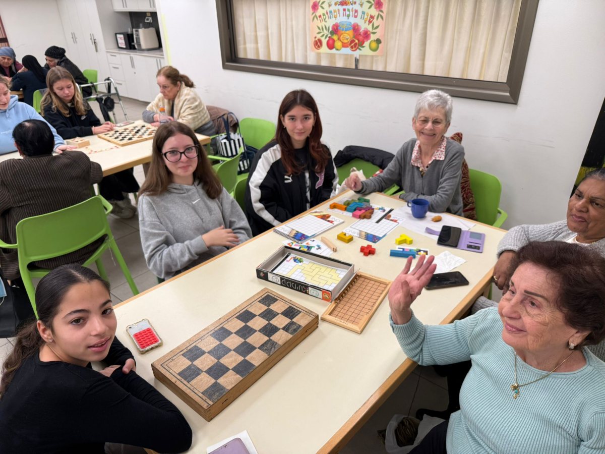 בני הנוער באשדוד מתנדבים למען הקשישים