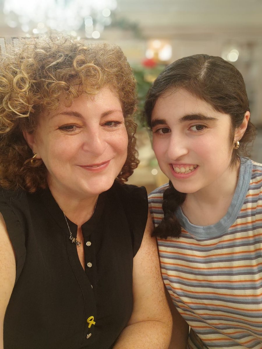 נורית טופז ואמילי באדיבות המצולמות