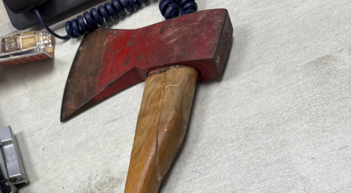 הגרזן שנתפסה אצל החשוד (דוברות המשטרה)